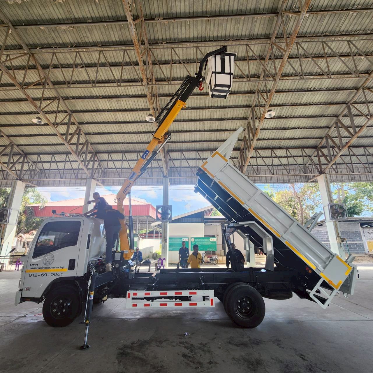 รถยนต์บรรทุก ติดตั้งเครนไฮดรอลิคพร้อมกระเช้าไฟฟ้ายกสูงไม่น้อยกว่า 12 เมตร จำนวน 1 คัน เทศบาลตำบลนาตาขวัญ จังหวัดชลบุรี